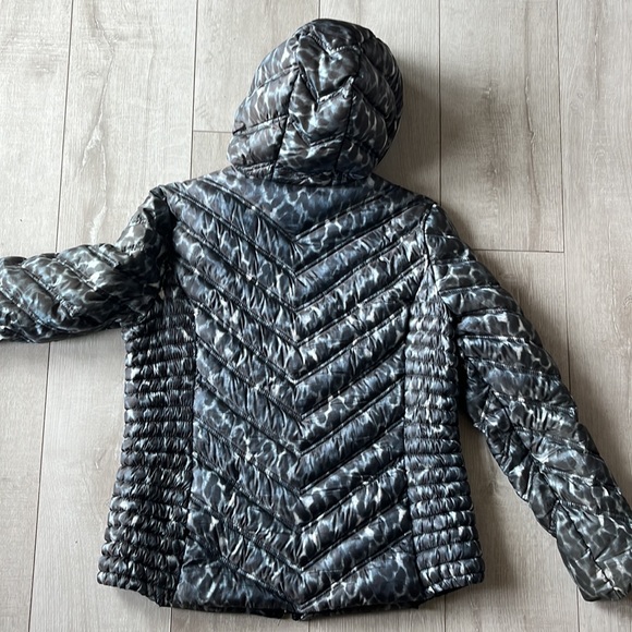 LAUNDRY SHELLI SEGAL DOWN FEATHER FILLED PACKABLE PUFFER GREY AND SILVER LEOPARD - Picture 6 of 9